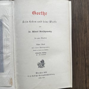 Puede incluir: Libro abierto con el t&iacute;tulo "Goethe Sein Leben und seine Werke" en letras negras y rojas. Tambi&eacute;n es visible el nombre del autor, Dr. Albert Bielschowsky. El libro es una edici&oacute;n temprana, impresa en M&uacute;nich en 1908.