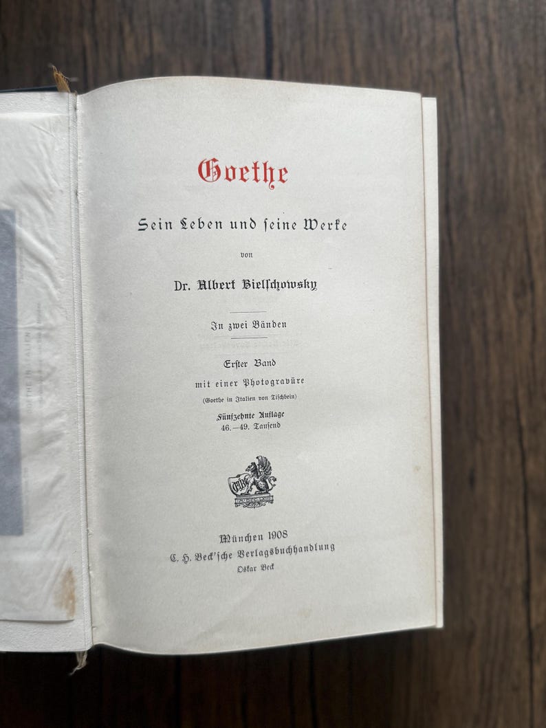 Puede incluir: Libro abierto con el t&iacute;tulo "Goethe Sein Leben und seine Werke" en letras negras y rojas. Tambi&eacute;n es visible el nombre del autor, Dr. Albert Bielschowsky. El libro es una edici&oacute;n temprana, impresa en M&uacute;nich en 1908.