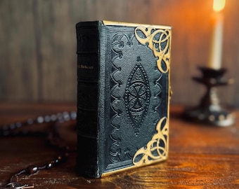 Libro de oraciones gótico victoriano, miniatura, con cierre de latón y cuero antiguo.