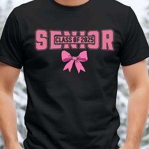 Coquette Senior 2025 svg - Seniorenklasse von 2025 Shirt svg - Abschlussgeschenke - rosa Schleife - Universität - Abitur - Dateien Cricut