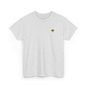 Kleines Bienen Brust Patch Tee | Minimale Biene gestickter Stil