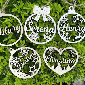 Personalisierte hölzerne Weihnachtsverzierung: Laser-geschnittenes Familienandenken