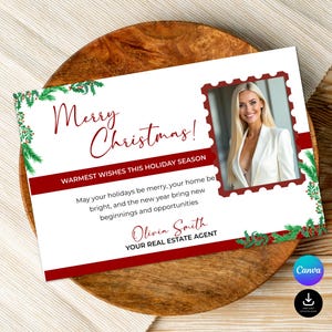 Puede incluir: Una tarjeta de Navidad con una foto de una mujer con una blazer blanca. La tarjeta tiene un borde rojo y detalles verdes con el texto "Merry Christmas!" y "Warmest Wishes This Holiday Season". La tarjeta es para un agente inmobiliario.