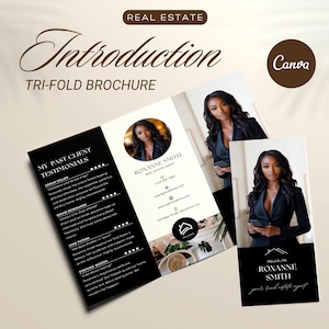 Op de afbeelding: Een drievoudige brochure met de titel "Introduction" en de woorden "Real Estate" bovenaan. De brochure bevat een foto van een vrouw en getuigenissen van klanten. Een kleinere kaart leest "Hello, I'm Roxanne Smith, your real estate agent."