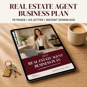 Op de afbeelding: Een digitale tablet met een 2027 Real Estate Agent Business Plan document met een bordeauxrode en witte omslag. Het scherm toont een foto van een persoon in een blazer. Naast de tablet liggen huissleutels en een keramische mok met koffie.