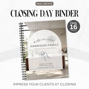 以下が含まれることがあります： 上部に「Real Estate」の文字が入った、スパイラル綴じの「Closing Day Binder」。表紙にはモダンなキッチンの画像と「Welcome Home Harrison Family」の文字が描かれています。バインダーには「Canva 16 Pages」と「Impress Your Clients at Closing」の文字が含まれています。