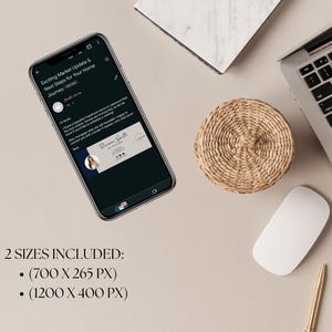 Pu&ograve; includere: Uno smartphone mostra un messaggio su un aggiornamento del mercato e i prossimi passi per un viaggio a casa. Sono visibili anche un sottobicchiere intrecciato, un laptop, un mouse bianco e una penna dorata. Il testo sull'immagine dice "Exciting Market Update & Next Steps for Your Home Journey" e "2 SIZES INCLUDED: (700 X 265 PX) (1200 X 400 PX)".