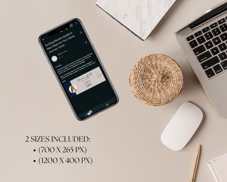 Pu&ograve; includere: Uno smartphone mostra un messaggio su un aggiornamento del mercato e i prossimi passi per un viaggio a casa. Sono visibili anche un sottobicchiere intrecciato, un laptop, un mouse bianco e una penna dorata. Il testo sull'immagine dice "Exciting Market Update & Next Steps for Your Home Journey" e "2 SIZES INCLUDED: (700 X 265 PX) (1200 X 400 PX)".