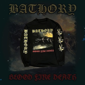 Op de afbeelding: Zwart shirt met lange mouwen met de bandnaam "BATHORY" in een gotisch lettertype. Het shirt heeft een afbeelding op de voorkant met de woorden "BLOOD FIRE DEATH" en een ontwerp op de mouwen. De achtergrond is een donker, hemels thema.