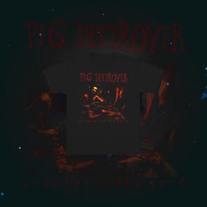 以下が含まれることがあります： 赤色の「PIG DESTROYER」というバンド名と、人物のグラフィックが特徴の黒いTシャツ。「prowler in the yard」というテキストも表示されています。このシャツは、ダークでグランジな美学を持っています。