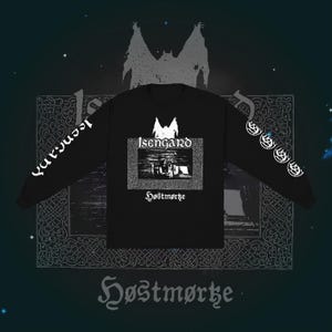 Peut inclure: Un t-shirt noir à manches longues avec une impression graphique blanche sur la poitrine portant le texte Isengard et Høstmørke. Les manches présentent des motifs imprimés blancs et le graphique central montre une scène sombre.