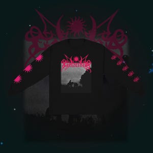 Op de afbeelding: Zwart shirt met lange mouwen met een roze grafisch ontwerp. Het ontwerp bevat het woord "Seminier" boven een grijswaardenafbeelding van figuren te paard. Roze zonachtige vormen staan op de mouwen en boven de afbeelding van het shirt.