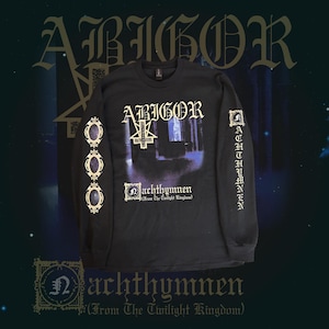 Puede incluir: Camiseta negra de manga larga con el nombre de la banda "ARIGOR" en letras góticas doradas. La camiseta presenta el título del álbum "Nachtthymnen" y una ilustración gótica. Las mangas tienen elementos decorativos y texto adicionales.