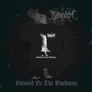 Puede incluir: Camiseta negra con el nombre de la banda "Behemoth" en letras góticas blancas en la parte superior y en la parte delantera. El gráfico frontal presenta una imagen blanca de una figura con el texto "Blessed Be The Darkness" debajo. El fondo es oscuro.