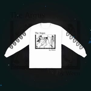 Puede incluir: Camiseta blanca de manga larga con un gráfico de una escena clásica y el texto "The Argus by Ween". Las mangas presentan un diseño de ojo repetido. La camiseta está sobre un fondo oscuro con las palabras "The Argus by Ween" repetidas.