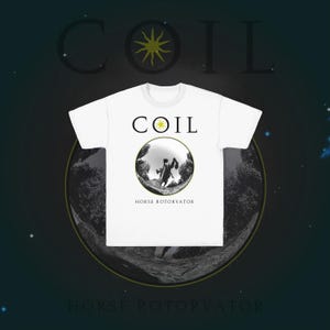 Puede incluir: Una camiseta blanca de manga corta con el texto COIL en negro y un icono de sol amarillo sustituyendo a la letra O. Debajo, un gráfico circular muestra una ilustración en blanco y negro de un caballo, con el texto HORSE ROTORVATOR debajo.