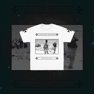 Könnte beinhalten: Weißes T-Shirt mit einem Schwarz-Weiß-Bild von Soldaten und dem Text "VATICAN SHADOW" über dem Bild. Der Text "Made In The Service Of Terror" steht darunter. Schwarze Kreuze befinden sich auf den Schultern.