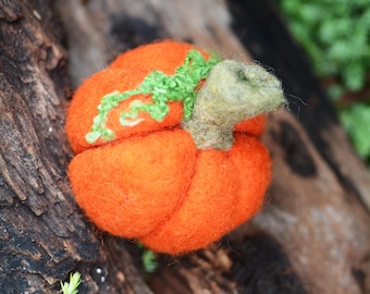 Citrouille en feutre faite main | Décoration d&#39;automne feutrée à l&#39;aiguille | Décoration citrouille en laine | Décoration d&#39;automne rustique | Cadeau de saison douillet