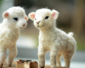 Naaldvilten lamsbeeldje – Realistische sculptuur van wolschaap, paasdecor