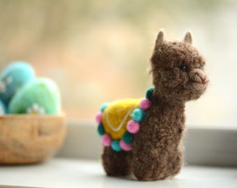Ornement de lama feutré à l&#39;aiguille fait main : figurine animal en laine avec couverture