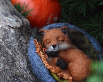 Sculpture de renard feutrée à la main : décoration boisée chaleureuse