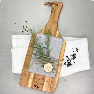 Personalisiertes Schneidebrett mit Gravur & Tuch in Waffeloptik- Holzbrett aus Akazienholz- Geschenk Set - Hochzeit Geburtstag Jahrestag