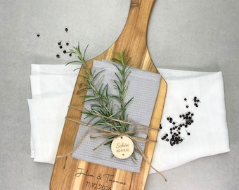 Personalisiertes Schneidebrett mit Gravur & Tuch in Waffeloptik- Holzbrett aus Akazienholz- Geschenk Set - Hochzeit Geburtstag Jahrestag