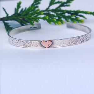 Pulsera personalizada para niños grabada "El mundo tuyo ve a buscarlo. Estaré justo detrás de ti". Joyas inspiradoras de mamá a hija.