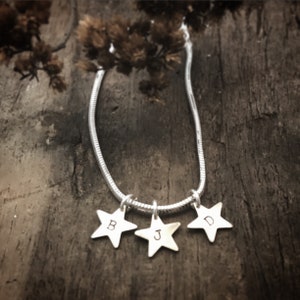 Pulsera con inicial de estrella en plata de ley, joyería con letras grabadas, iniciales infantiles estampadas, ideas de regalo de cumpleaños para mamás de niños, Reino Unido