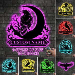 Può includere: Una collezione di insegne illuminate a forma di corvo in vari stili. L'insegna principale presenta un corvo appollaiato su una luna crescente con la scritta "CUSTOM NAME". Altre insegne includono diversi disegni di corvi e testo, con la frase "9 STYLES OF SIGN TO CHOOSE".