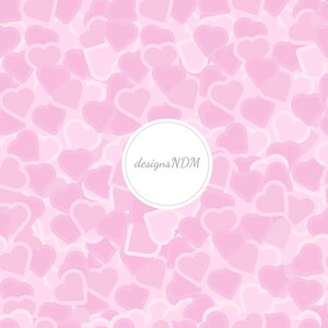 Può includere: Un motivo continuo di cuori rosa in varie tonalità, che crea uno sfondo romantico e delicato. Il design presenta numerose forme di cuore, alcune contornate, altre piene, tutte sovrapposte su uno sfondo rosa chiaro. Il testo "designsNDM" è in un cerchio bianco.