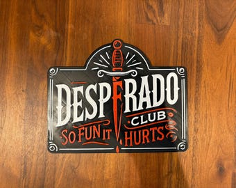 Archivo de impresión 3D del letrero de Desperado: Descarga digital 3MF inspirada en Carl de Dungeon Crawler