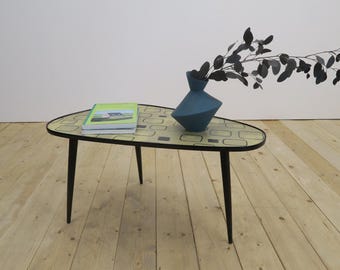 Table d'appoint allemande en Formica, style années 1970, à trois pieds en bois.
