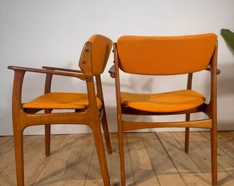 Juego original de 6 sillas de comedor con reposabrazos diseñadas por Erik Buch y fabricadas en Dinamarca durante la década de 1960.