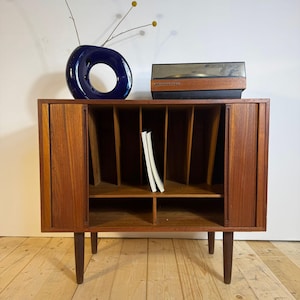 Meuble à disques vinyles en teck danois, console de rangement pour vinyles de style moderne du milieu du siècle, meuble pour platine vinyle scandinave des années 1960