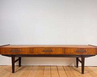 Aparador bajo danés de palisandro, estilo moderno de mediados de siglo, década de 1960.