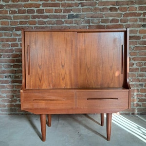 Vintage sideboard 1960s – Elegant Mid-Century Modern Storage Cabinet