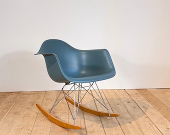 Silla mecedora Eames RAR de Charles & Ray Eames para Vitra, color azul, estilo moderno de mediados de siglo.