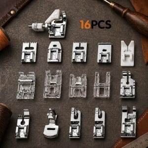 Può includere: Un set di 16 piedini premistoffa per macchina da cucire in vari stili, inclusi piedini trasparenti e metallici. L'immagine mostra i piedini disposti su una superficie marrone, con il testo "16PCS" in arancione.