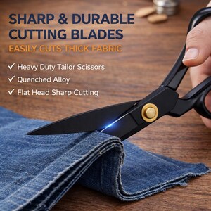 Puede incluir: Tijeras de sastre negras cortando tela vaquera. Las tijeras tienen un pivote dorado y el texto "SHARP & DURABLE CUTTING BLADES" es visible. El texto tambi&eacute;n dice "EASILY CUTS THICK FABRIC", "Heavy Duty Tailor Scissors", "Quenched Alloy" y "Flat Head Sharp Cutting".