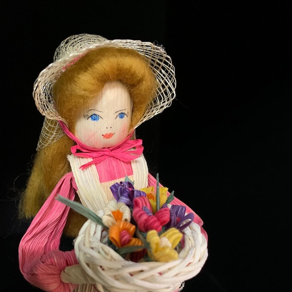 Signora dei fiori con buccia di mais e bambola di mais