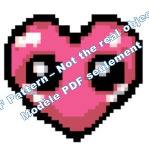 Peut inclure: Un cœur rose pixelisé avec des yeux noirs. Le texte "PDF Pattern - Not the real object Modèle PDF seulement" est écrit en bleu sur l'image.