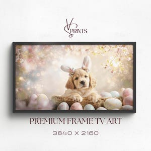 Puede incluir: Un cachorro golden retriever con orejas de conejo se sienta en una cesta de huevos de Pascua de colores pastel. El cachorro está rodeado de un fondo suave y de ensueño con un esquema de color rosa claro y blanco.