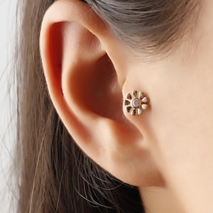 14K Gold Flower Tragus Earring, Dainty Floral Piercing Stud, Minimalist Cartilage Jewelry, Elegant Everyday Gift for Her