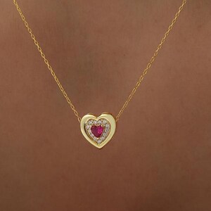 ハートネックレス ゴールド、ルビー CZ ハートペンダント、女性への上品でミニマルなジュエリーギフト
