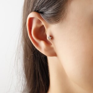 Brinco de ouro maciço 14K Star Tragus, joias minimalistas para cartilagem, piercing delicado de diamante, presente elegante para ela, joias de ouro para o dia a dia