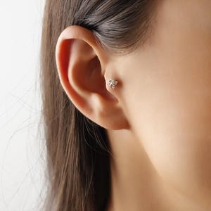 Brinco Tragus Starburst de ouro maciço 14K, joias minimalistas para cartilagem, piercing delicado de diamante, presente elegante para ela, joias de ouro