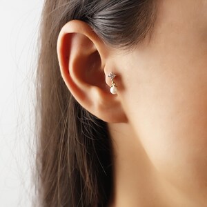Brinco de tragus de estrela e pérola de ouro maciço 14K, joia minimalista para cartilagem, piercing delicado, presente elegante para ela, joia de ouro para o dia a dia