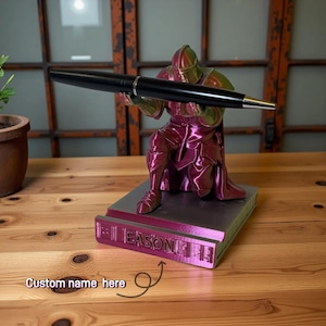 Custom Knight Pen Holder with Name | Personalized Medieval Warrior Desk Decor | Unique Gamer Gift for Writers & Office Stylus Stand
