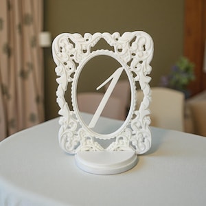 Número de mesa de boda de estilo vintage: diseño de marco ornamentado para una elegante decoración de asientos para fiestas o para exhibir en banquetes.